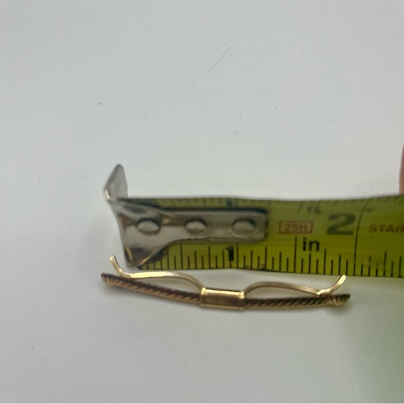 Hadley, Vintage Gold Tone., Art
Deco Tie Bar - made in USA. Two inches. - Picture 6 of 6